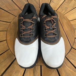 Men’s leather Nike golf shoes